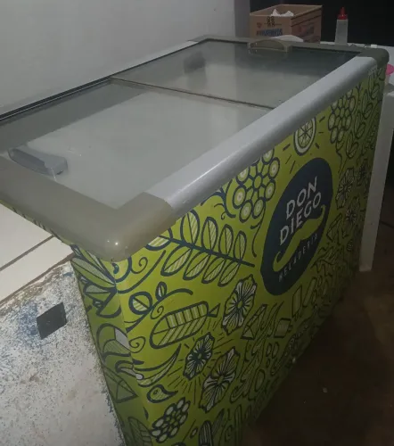 Freezer duas portas de vidros fricon