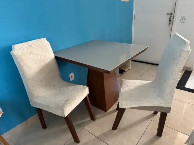 MESA COM 2 CADEIRAS