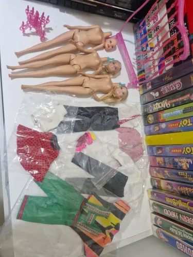 Lote corpos e cabecas barbie e genérico e roupas *leia anúncio"