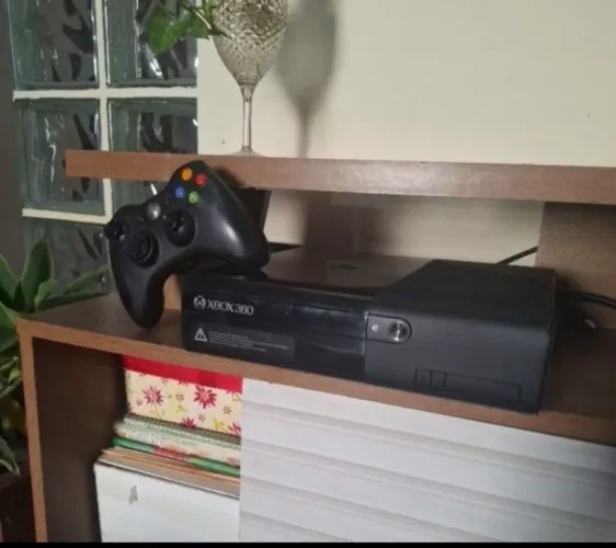 XBOX 360 E CONSOLE. (CONTÉM JOGOS)