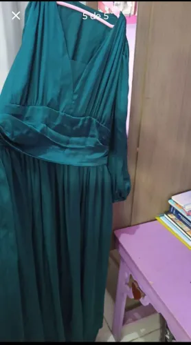 Vestido plus size verde seminovo manga longa com elástico e fenda