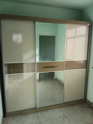 Armário Guarda-Roupa com Portas de Correr + Espelho - Ótimo Estado