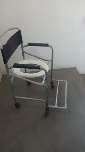CADEIRA DE BANHO COM SUPORTE PARA OS PÉS. 
