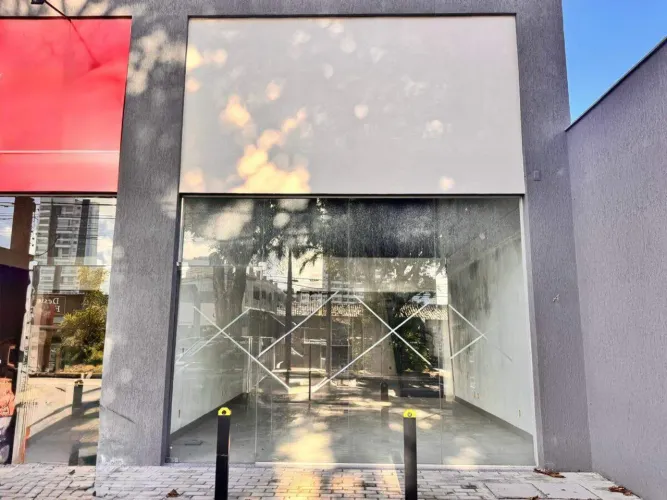 Ponto comercial tipo LOJA com vitrine, 91m² com mezanino e estacionamento para clientes em