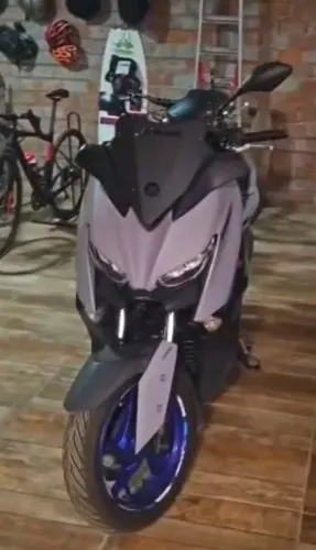 X Max 2022 11000km muito nova