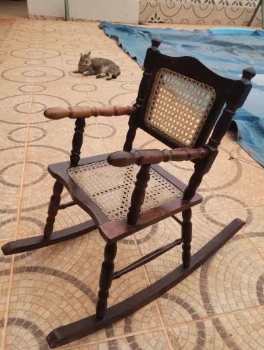 Cadeira de balanço infantil Estilo Colonial - madeira maciça e palhinha