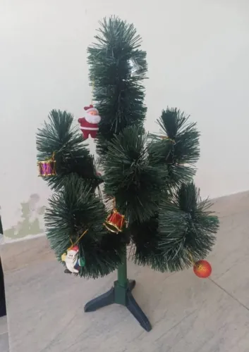 Pinheiro de Natal com enfeites