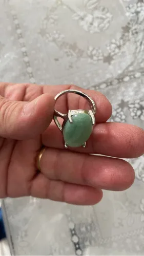 Vende-se Anel aro 24 de pedra natural Quartzo Verde com acabamento Prateado. 