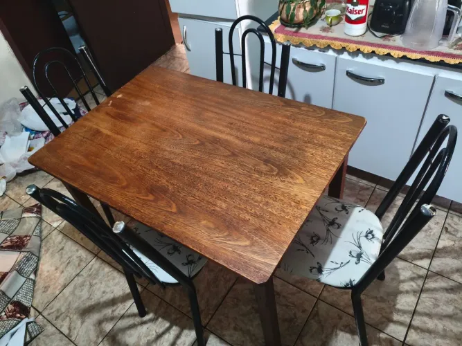 MESA DE MADEIRA COM 4 CADEIRAS - R$ 300,00