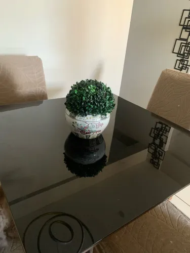 Vendo conjunto de mesa de jantar com 4 cadeiras. Excelente oportunidade!