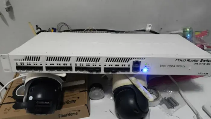 Switch MikroTik CRS317-1G-16S+RM 16 Portas