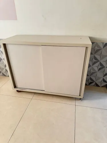 Armário com porta de correr e rodinhas