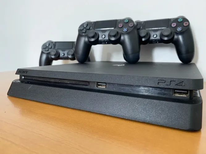 PS4 Slim com 3 Controles + FIFA 22