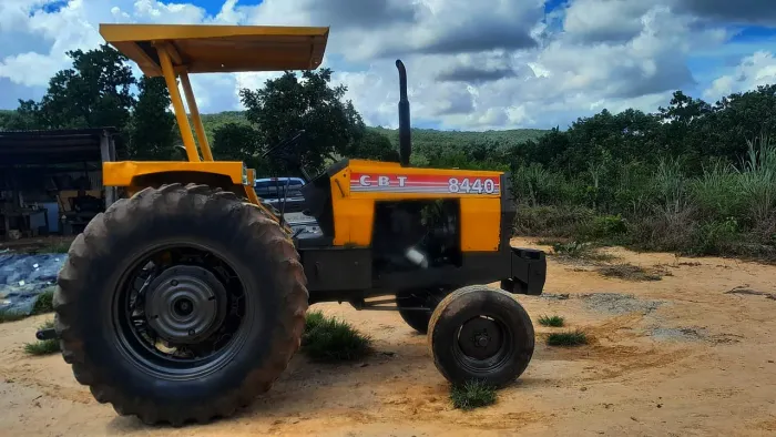 Vendo trator CBT 8440