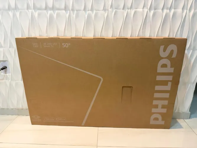 Smart Tv Philips 50" 4K LED UHD HDR10+ Comando de Voz 50PUG7300 Bivolt