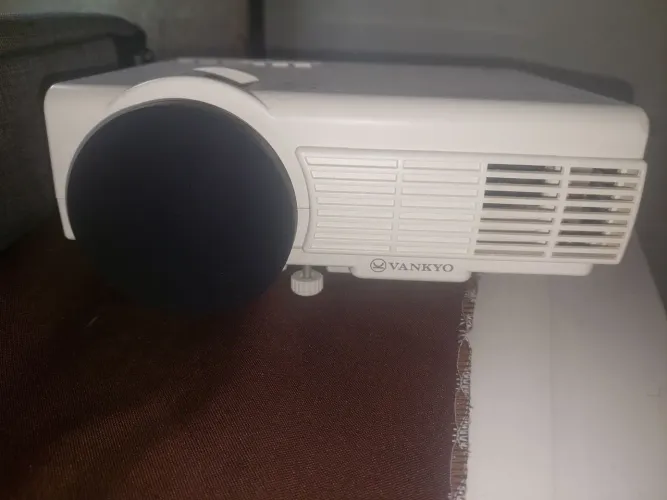 Vendo um mini projetor VANKYO. em ótimo estado