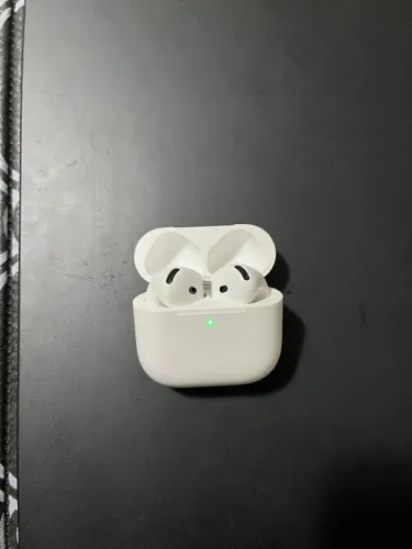 AirPods 4 sem cancelamento de ruído.