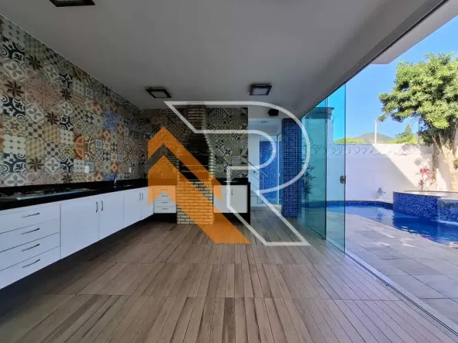 À venda Casa com 08 quartos, sendo 6 suítes em Itaipu, Região Oceânica de Niterói - RJ.