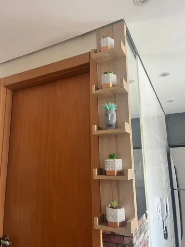 Prateleira suspensa vertical