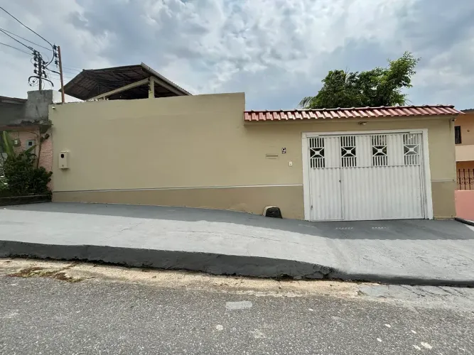 Casa 3 SUÍTES no PARQUE 10 (próx Supermercado Baratão da Carne e Univ Nilton Lins)
