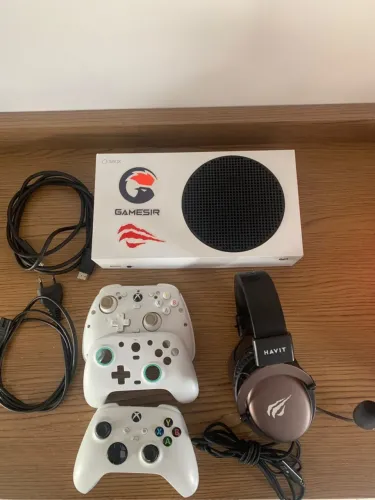 XBOX SÉRIES S 512GB + PROJETOR HY300 + 2 CONTROLES + HEADSET HAVIT