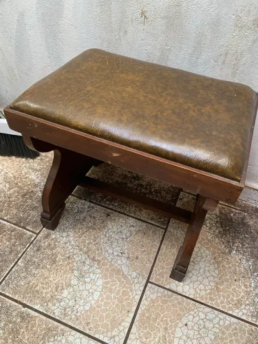 banqueta antiga de madeira e couro