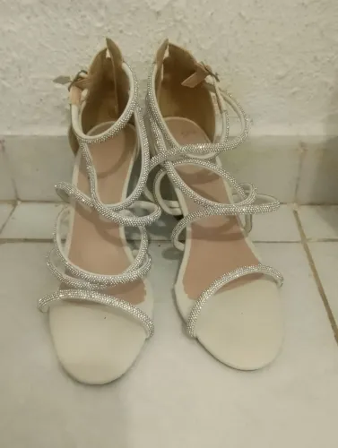 VENDO SALTO ALTO ESTILO BRILHOSO