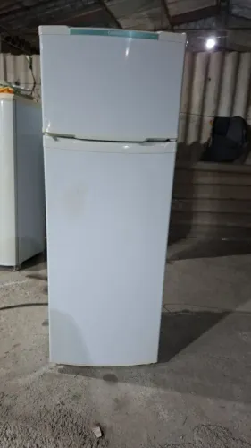 VENDO GELADEIRA DUPLEX 340 LTS FUNCIONANANDO PERFEITAMENTE POR 750 REAIS EM VR É GRATIS