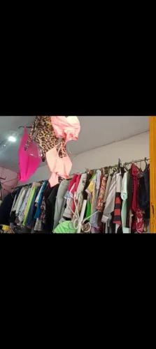 Várias peças de roupa novas e usadas em ótimo estado pra vc que deseja abrir um bazar 