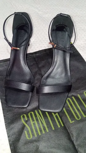 Salto alto preto Santa Lolla