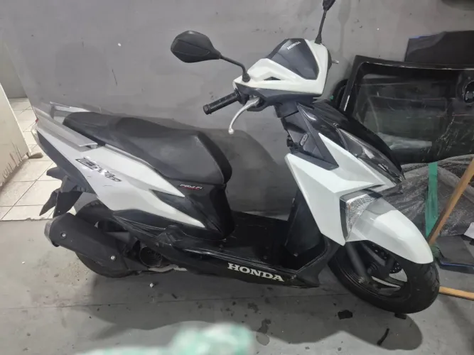Honda Elite 125, ano 2022, na cor branca, com apenas 23 mil km