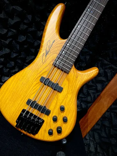 Baixo 5 Cordas Ativo Condor Signature Celso Pixinga EMG
