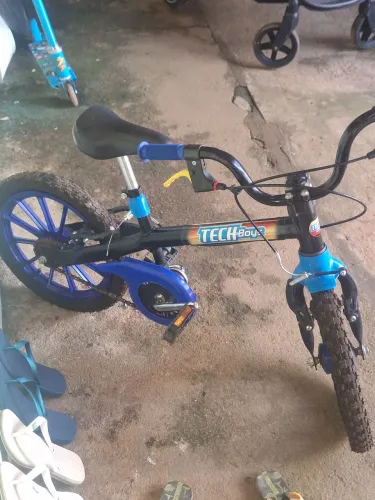 Bicicleta para criança de 3 anos em diante super conservada