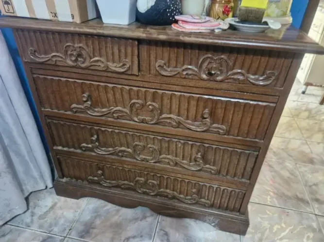 Comoda de madeira com gavetas