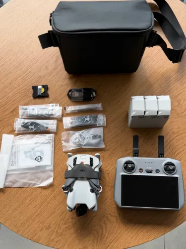 Mini drone DJI Mini 4 Pro Fly More Combo com câmera 4K cinza 3 baterias (Com Tela)