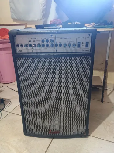 Vendo uma caixa de som amplificada multiuso