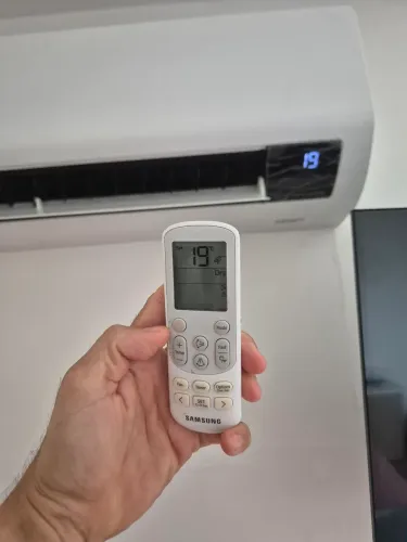 Vendo excelente  ar condicionado 12mil buts marca Samsung  em perfeito estado. 