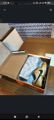 Nike shox dourado