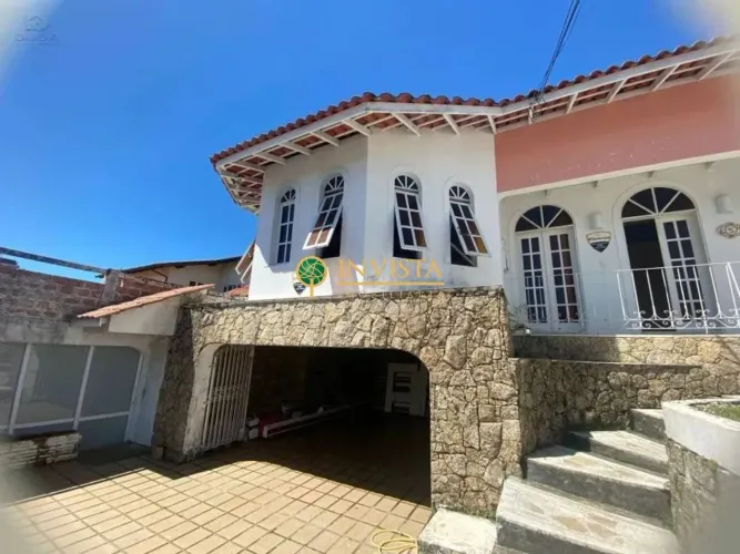 Locação | Casa semi mobiliada, 3 quartos, varanda e 3 vagas de garagem - Agronômica, em Fl