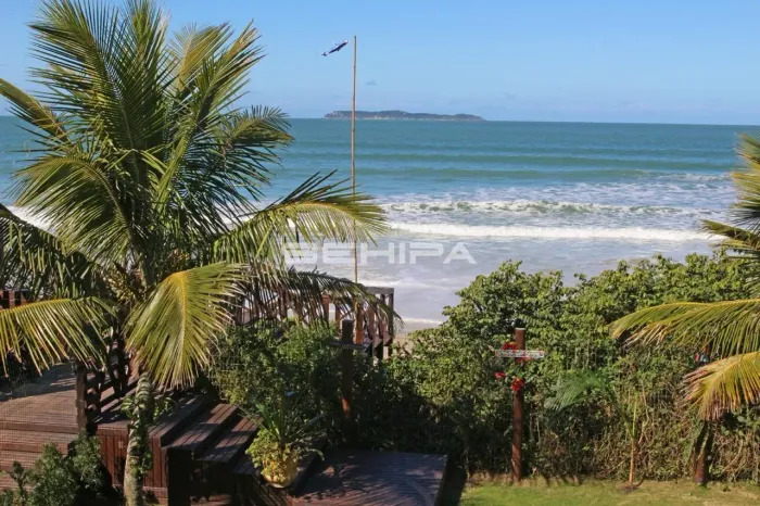Casa Beira Mar com Piscina Privativa na Praia de Mariscal