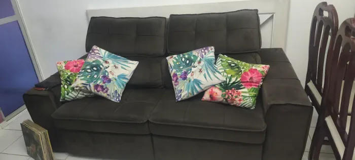 Sofá retrátil, semi novo. 01 ano de uso
