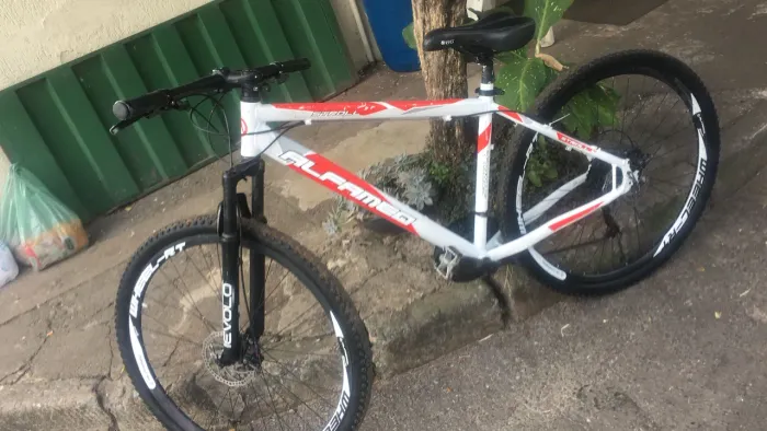 Vendo alfameg aro 29 só pega andar buscar Betânia troco celular iPhone 12 PAL a PAL .....