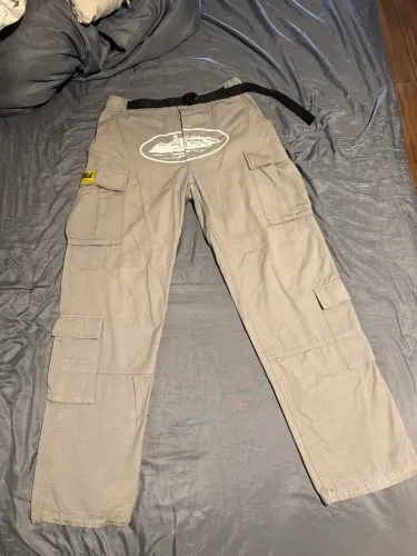 Calça Corteiz RTW Alcatraz Cargo cinza 