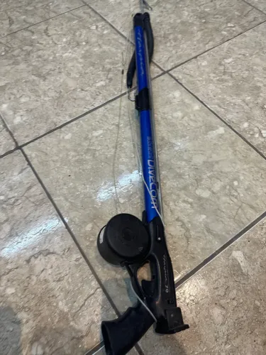 Arbalete Divecom Thrust 70 com com carretilha de pesca submarina .