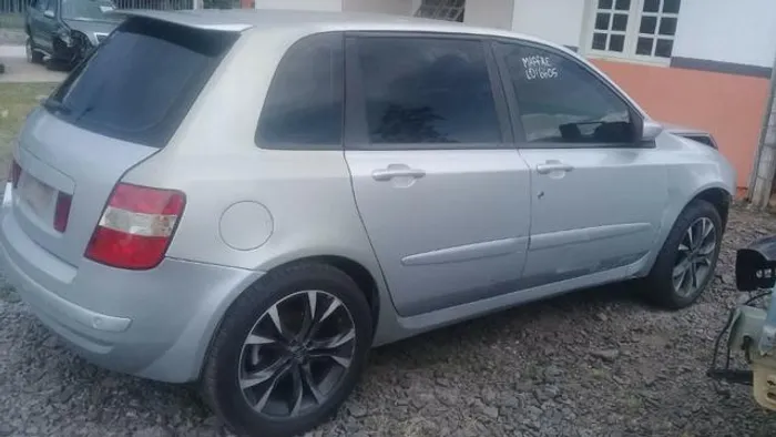Sucata Fiat Stilo 1.8 122cvs gasolina 2003 vendido em peças
