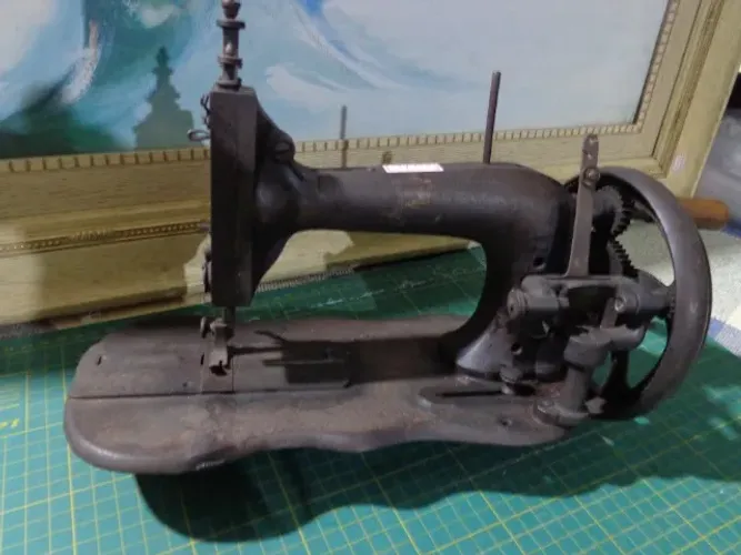 maquina de costura antiga em ferro para decoração