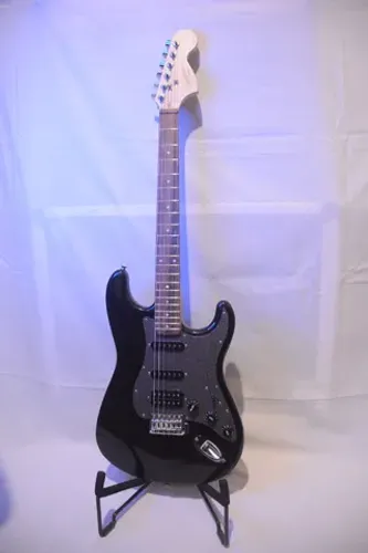 Guitarra Squier by Fender-Modelo Stratocaster Montego Black HSS (Nova!)