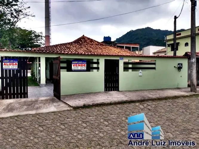 Casa com 03 Quartos, Piscina e Garagem para venda em Itacuruçá, RJ.