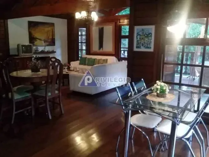 Casa à Venda na Gávea 4 Quartos, 3 Suítes, Condomínio na Floresta da Tijuca