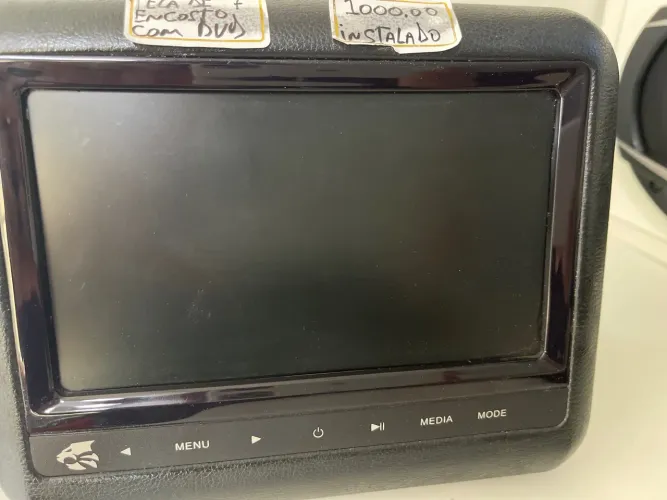 Tela de encosto 7? com dvd instalado 